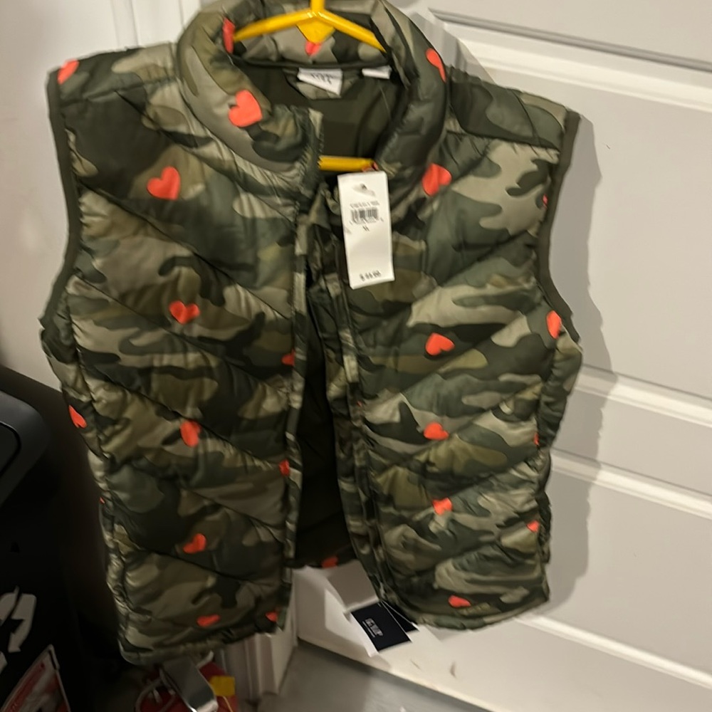 NWT GAP Kids Girl's Puffer Vests S Camouflage